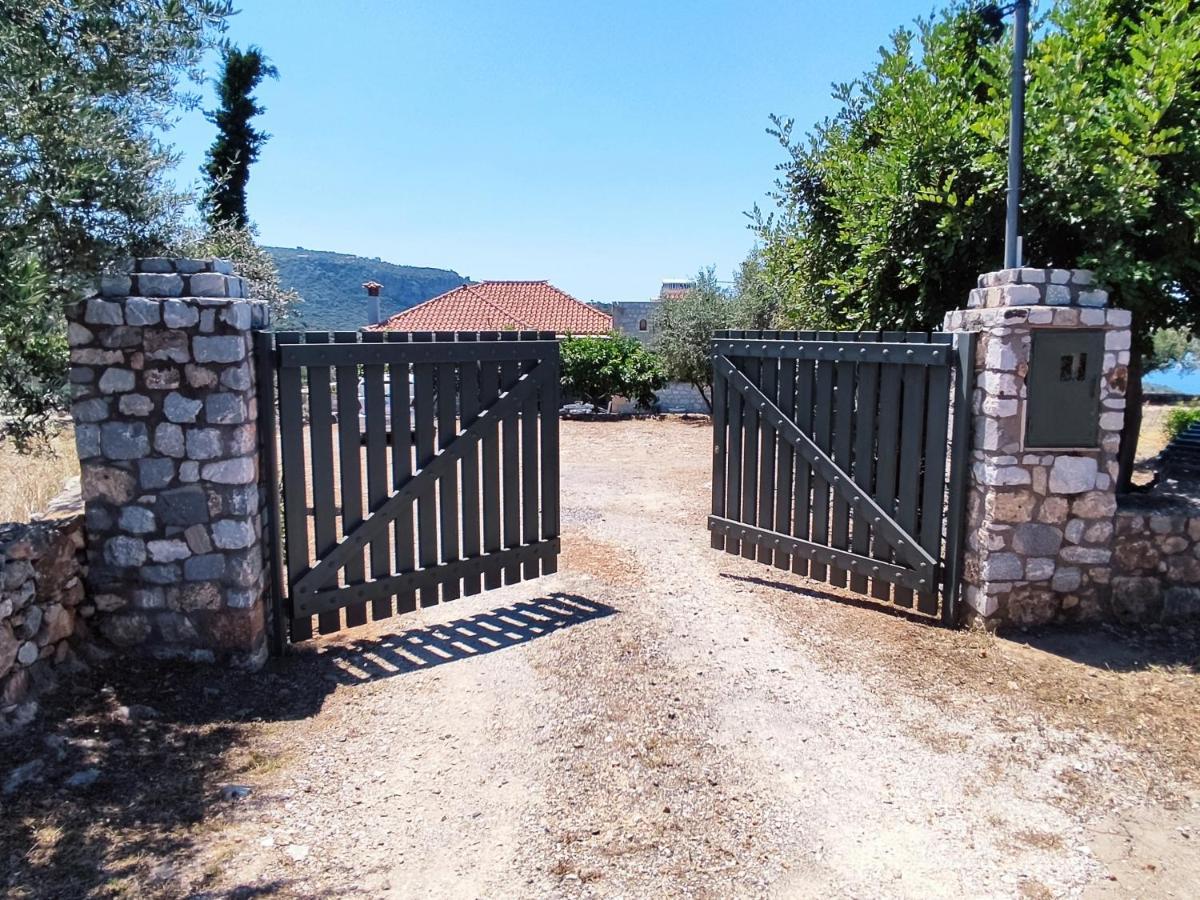 Athina's Stone House In Vila